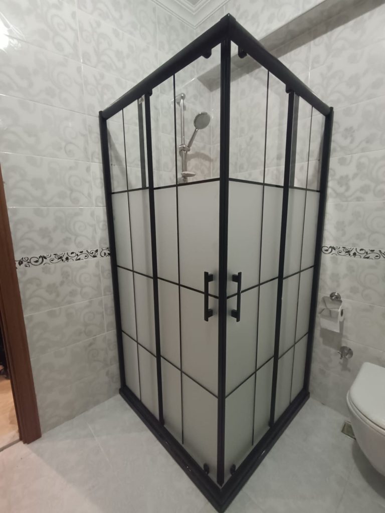 90×90 Kare Siyah Profil Karolajlı Cam Duşakabin