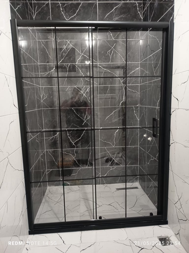 İki Duvar Arası Siyah Profil Karolajlı Cam Duşakabin